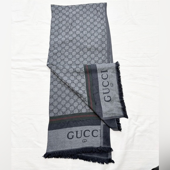Gucci Patterned Scarf - Picture 4 of 9
